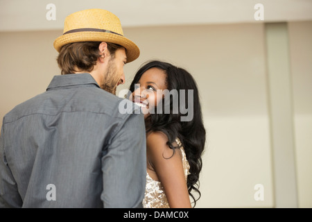 Coppia sorridente insieme al chiuso Foto Stock