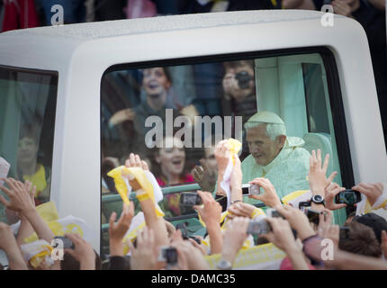 Papa Benedetto XVI arriva al divieto di Piazza Jelacic con un popemobile prima di una devozione a Zagabria in Croazia, 04 giugno 2011. Papa Benedetto XVI è su una due giorni di visita in Croazia. Foto: Michael Kappeler Foto Stock