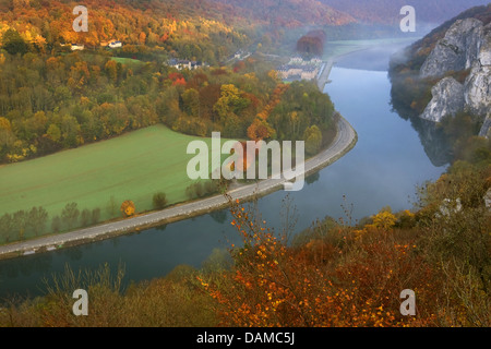 Fiume Maas in autunno, Belgio, Ardenne, Dinant Foto Stock