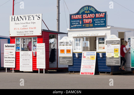 Seahouses Harbour con il biglietto cabine per gite in barca per le isole farne, Northumberland, Inghilterra Foto Stock