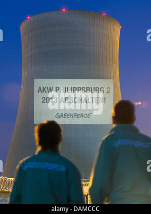 Gli attivisti del gruppo ambientalista Greenpeace progetto la scritta 'chiudi centrale nucleare di Philippsburg 2 - 2013' sulle pareti dell'impianto di alimentazione in Philippsburg, Germania, il 6 giugno 2011. Foto: Uwe Anspach Foto Stock