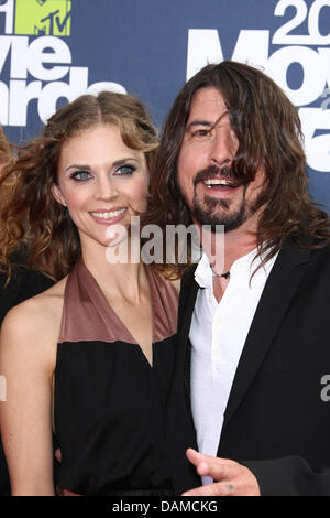 Il cantante Dave Grohl del 'Foo Fighters' e Jordyn Blum Grohl arriva a MTV Movie Awards a Universal Studio anfiteatro di Gibson in città universale/Los Angeles, Stati Uniti d'America, il 05 giugno 2011. Foto: Hubert Boesl Foto Stock