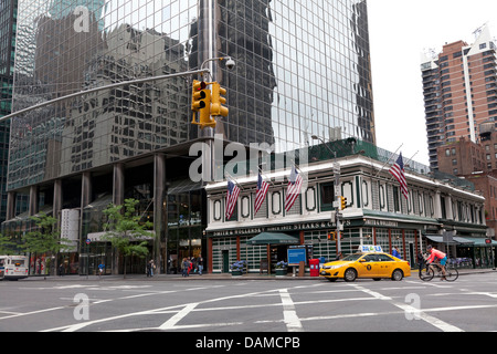 Il vecchio e il nuovo edificio nella città di New York Foto Stock