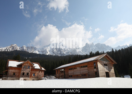 La bellezza della natura e delle case in green building, Nova Levante Alto Adige Foto Stock