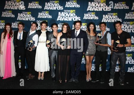 Miglior Film Award per "The Twilight Saga: Eclipse' vincente attori Bryce Dallas Howard (L-R), Xavier Samuel, Jackson Rathbone, Julia Jones, Booboo Stewart, Nikki Reed, Peter Facinelli, Tinsel Korey, Kiowa Gordon e Alex Meraz pongono nella foto sala stampa del MTV Movie Awards a Universal Studio anfiteatro di Gibson in città universale/Los Angeles, Stati Uniti d'America, il 05 giugno 2011. Foto: Hube Foto Stock