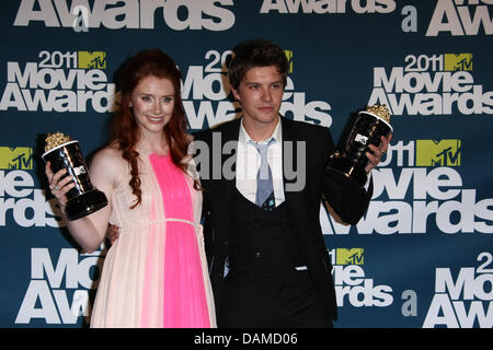 Miglior Film Award per "The Twilight Saga: Eclipse' vincente attori Bryce Dallas Howard e Xavier Samuel pongono nella foto sala stampa del MTV Movie Awards a Universal Studio anfiteatro di Gibson in città universale/Los Angeles, Stati Uniti d'America, il 05 giugno 2011. Foto: Hubert Boesl Foto Stock