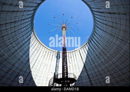 La torre di raffreddamento del primo reattore autofertilizzante veloce si eleva alto al Wunderland Kalkar parco divertimenti a Kalkar, Germania, 30 maggio 2011. Imprenditore olandese Hennie van der la maggior parte ha acquistato la ex centrale nucleare nel 1995 dopo che esso è stato decomissioned e convertito i locali in un hotel, conferenza e il centro per il tempo libero. Foto: Victoria Bonn-Meuser Foto Stock