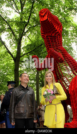 La principessa Maxima dei Paesi Bassi si apre la mostra di scultura "L'Aia sotto il cielo' alla Lange Voorhout street a L'Aia, Paesi Bassi, 6 giugno 2011. La mostra offre una vasta gamma di scultura Cinese negli anni novanta. Foto: Patrick van Katwijk / Paesi Bassi fuori Foto Stock