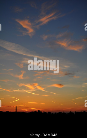 Tramonto di contrasto al di sopra di un campo Foto Stock