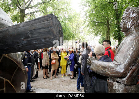 La principessa Maxima dei Paesi Bassi si apre la mostra di scultura "L'Aia sotto il cielo' alla Lange Voorhout street a L'Aia, Paesi Bassi, 6 giugno 2011. La mostra offre una vasta gamma di scultura Cinese negli anni novanta. Foto: Patrick van Katwijk / Paesi Bassi fuori Foto Stock