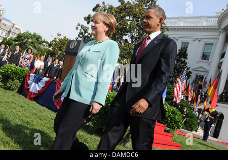 Il Presidente Usa Barack Obama incontra il Cancelliere tedesco Angela Merkel con gli onori militari alla Casa Bianca a Washington DC, USA, 7 giugno 2011. Merkel è su una due giorni di visita negli Stati Uniti. Foto: Rainer Jensen Foto Stock