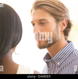 Uomo che parla di ragazza Foto Stock