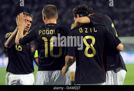 La Germania Mesut Oezil (seconda R) festeggia con i compagni di team Lukas Podolski (2 L) e Philipp Lahm (L) dopo che ha segnato il suo primo obiettivo durante i loro Euro2012 gruppo qualificaton un match Azerbaigian vs. Germania a Tofiq Bahramov Stadium di Baku, in Azerbaijan, 07 giugno 2011. Foto: Marcus Brandt Foto Stock