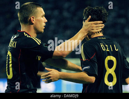 La Germania Mesut Oezil (seconda R) festeggia con il compagno di squadra Lukas Podolski dopo che ha segnato il suo primo obiettivo durante i loro Euro2012 gruppo qualificaton un match Azerbaigian vs. Germania a Tofiq Bahramov Stadium di Baku, in Azerbaijan, 07 giugno 2011. Foto: Marcus Brandt Foto Stock