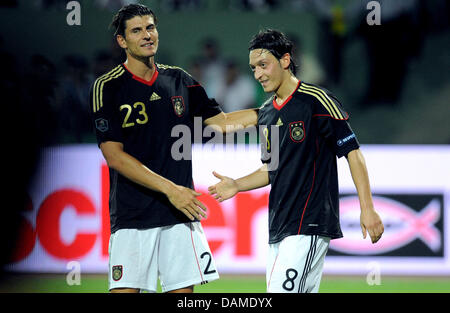 La Germania Mario Gomez (L) e Mesut Oezil reagiscono durante il loro Euro2012 gruppo qualificaton un match Azerbaigian vs. Germania a Tofiq Bahramov Stadium di Baku, in Azerbaijan, 07 giugno 2011. Foto: Marcus Brandt Foto Stock