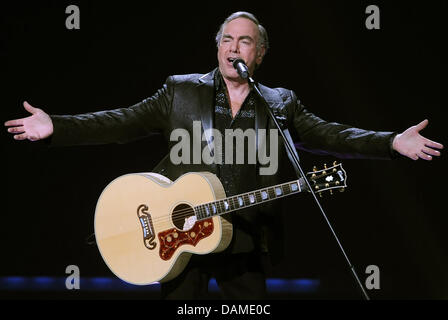 Cantante statunitense Neil Diamond esegue sul palco durante un concerto alla O2 World venue a Berlino, Germania, il 7 giugno 2011. Egli è in grado di riprodurre anche i concerti a Mannheim, Oberhausen e Amburgo. Foto: Britta Pedersen Foto Stock