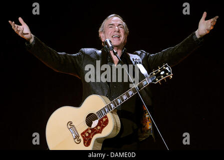 Cantante statunitense Neil Diamond esegue sul palco durante un concerto alla O2 World venue a Berlino, Germania, il 7 giugno 2011. Egli è in grado di riprodurre anche i concerti a Mannheim, Oberhausen e Amburgo. Foto: Britta Pedersen Foto Stock