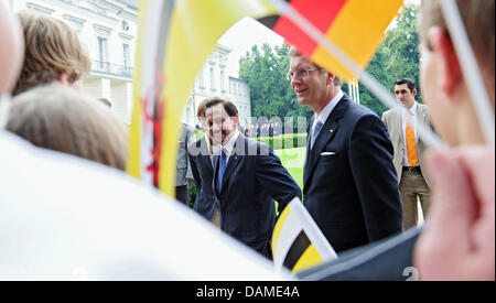 Il Presidente tedesco Christian Wulff (R) e il Sultano del Brunei, Haji Hassanal Bolkiah salutare gli alunni di fronte il Palazzo Bellevue a Berlino, Germania, 08 giugno 2011. Il Sultan è una politica della visita a Berlino. Foto: Annibale Foto Stock