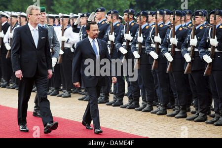 Presidente federale tedesco Christian Wulff (l) e il Sultano del Brunei, Haji Hassanal Bolkiah, a piedi passato della Guardia d'onore al castello di Bellevue di Berlin, Germania, 8 giugno 2011. Il sultano attualmente visite Berlino per consultazioni politiche. Foto: Annibale Foto Stock