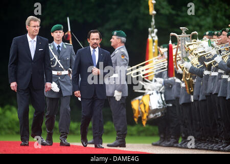 Presidente federale tedesco Christian Wulff (l) e il Sultano del Brunei, Haji Hassanal Bolkiah (2-r) a piedi passato della Guardia d'onore al castello di Bellevue di Berlin, Germania, 8 giugno 2011. Il sultano attualmente visite Berlino per consultazioni politiche. Foto: Annibale Foto Stock