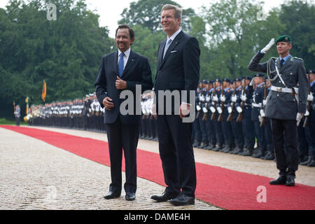 Il Presidente tedesco Christian Wulff (R) sorge accanto per il Sultano del Brunei, Haji Hassanal Bolkiah (L) nella parte anteriore delle forze armate tedesche guardia d'onore nei giardini di palazzo Bellevue a Berlino, Germania, 08 giugno 2011. Il Sultan è una politica della visita a Berlino. Foto: Annibale Foto Stock