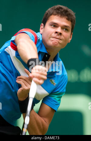 Canadian tennis pro Milos Raonic colpisce la palla durante la sua seconda partita contro Kamke dalla Germania al tennis ATP Tour in Halle (Vestfalia), Germania, 08 giugno 2011. Foto: BERND THISSEN Foto Stock