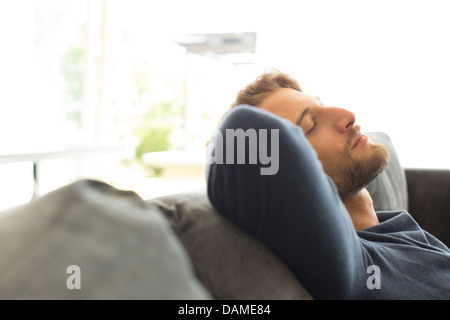 L'uomo rilassante sul divano Foto Stock