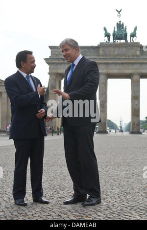 Berlino prima del sindaco Klaus Wowereit (r) e il Sultano del Brunei, Haji Hassanal Bolkiah, stand sulla Pariser Platz davanti alla Porta di Brandeburgo a Berlino, Germania, 8 giugno 2011. Il sultano attualmente visite Berlino per consultazioni politiche. Foto: Tobias Kleinschmidt Foto Stock