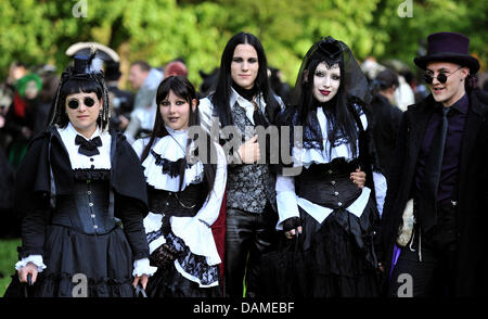 (Dpa) File di un archivio di immagini, datata 21 maggio 2010, mostra un gruppo di visitatori del festival dell'onda Festival gotico di Lipsia, in Germania. Il festival celebra quest'anno 2011 il suo ventesimo anniversario con circa 20 000 visitatori e i partecipanti al festival. Foto: Peter Endig Foto Stock