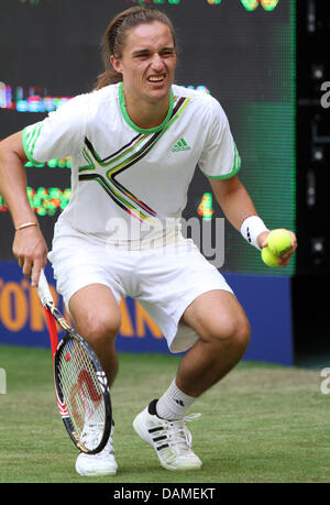 Ucraino giocatore di tennis Alexander Dolgopolov si inginocchia con una ferita al piede durante il round di 16 match contro KOHLSCHREIBER: risultati nei dalla Germania in ATP World Tour a Halle (Vestfalia), Germania, 09 giugno 2011. Kohlschreiber: risultati nei ha vinto 6:3, 7:6. Foto: OLIVER KRATO Foto Stock