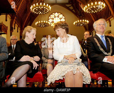 La principessa Margriet dei Paesi Bassi (R) e Madeleine Albright, ex Segretario di Stato statunitense, frequentare l'inizio dell'istituto di giustizia globale al Ridderzaal a L'Aia, Paesi Bassi, 10 giugno 2011. Questo nuovo istituto internazionale intende sviluppare un centro indipendente di esperienza nel diritto internazionale, la pace, la sicurezza e lo sviluppo sociale ed economico. Foto: Patri Foto Stock