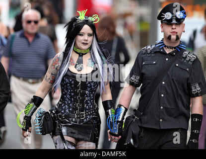 Due visitatori per il wave Gotik Treffen (Wave Gothik Riunione) a piedi attraverso Lipsia (Germania), 10 giugno 2011. Per cinque giorni durante il fine settimana di Pentecoste la città, una mecca per la scena gotica, gli organizzatori del festival Wave-Gotik si aspettano di 20.000 black-clad, fatta di visitatori per il festival, con oltre 200 rock e bande di electro, mercati midieval, cimitero tour, un pi vittoriano Foto Stock