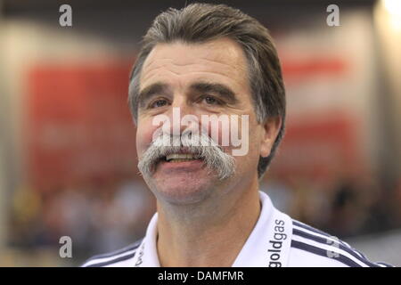 Allenatore tedesco Heiner Brand sorrisi durante l'Unione di pallamano campionato match di qualificazione contro la Germania Lettonia all'Arena di Treviri (Germania), 12 giugno 2011. Allenatore federale Heiner Brand allenatori pallamano squadra nazionale per l'ultima volta. Foto: THOMAS FREY Foto Stock