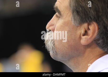 Allenatore tedesco Heiner viste marca il passo durante la comunità di pallamano campionato match di qualificazione contro la Germania Lettonia all'Arena di Treviri (Germania), 12 giugno 2011. Allenatore federale Heiner Brand allenatori pallamano squadra nazionale per l'ultima volta. Foto: THOMAS FREY Foto Stock