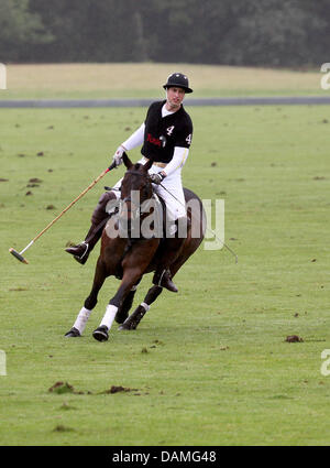 Il principe William, il Duca di Cambridge, svolge durante il Sentebale Polo Cup in Coworth Polo Club in Berkshire, Inghilterra, 12 giugno 2011. Il principe William ha svolto per il brosmio fiducia team. Foto: Albert Nieboer FUORI DEI PAESI BASSI Foto Stock