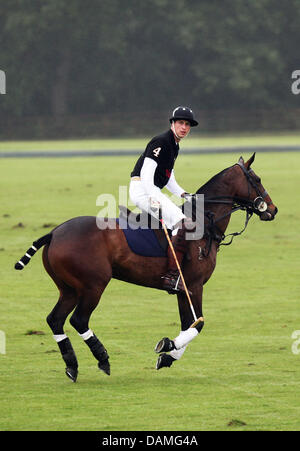 Il principe William, il Duca di Cambridge, svolge durante il Sentebale Polo Cup in Coworth Polo Club in Berkshire, Inghilterra, 12 giugno 2011. Il principe William ha svolto per il brosmio fiducia team. Foto: Albert Nieboer FUORI DEI PAESI BASSI Foto Stock