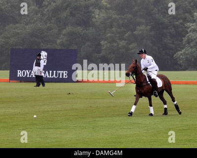 La Gran Bretagna è il principe Harry svolge durante il Sentebale Polo Cup al Coworth Polo Club in Berkshire, Inghilterra, 12 giugno 2011. Il principe Harry per il team Sentebale. Foto: Albert Nieboer FUORI DEI PAESI BASSI Foto Stock