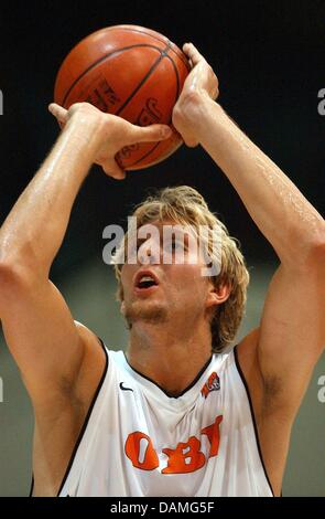 (Dpa) file - un file immagine datata 24 agosto 2001 del tedesco giocatore di basket Dirk Nowitzki durante un gioco internazionale contro la Lettonia a Bremen, Germania. Il 12 giugno 2011, Dirk Nowitzki e Dallas Mavericks ha vinto il titolo NBA contro i Miami Heat. Foto: Carmen Jaspersen Foto Stock