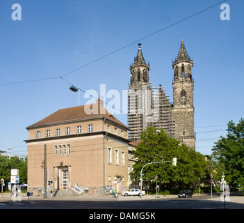 Il Santa Caterina e San Maurizio cattedrale sorge accanto a un ex edificio della banca a Magdeburgo, in Germania il 23 maggio 2011. L'edificio è detto a diventare il nuovo museo del duomo. Il rinnovo avrà un costo di circa 12 milioni di euro. Foto: Jens Wolf Foto Stock