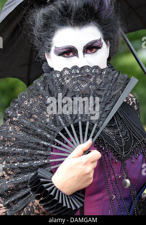 Katrin pone indossando il trucco pesante durante la sua visita alla Wave-Gotik-Treffen festival pongono come master e slave in Leipzig, Germania, 10 giugno 2011. Sul fine settimana di Pentecoste, gli organizzatori del cinque-giorno oscuro cultura festival di Lipsia si aspettano di 20.000 visitatori e sul programma sono 200 rock e bande di electro, mercati midiaeval, cimitero tour, un picnick Vittoriano e persino un cours Foto Stock