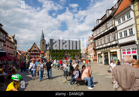 I turisti si mescolano davanti al municipio sulla piazza del mercato di Quedlingburg, Germania, 12 giugno 2011. La città vecchia di Quedlingburg ospita più di 1.200 edificio con travi di legno ed è stato registrato come sito del patrimonio culturale mondiale dall'UNESCO sin dal 1994.Foto: Jens Wolf Foto Stock