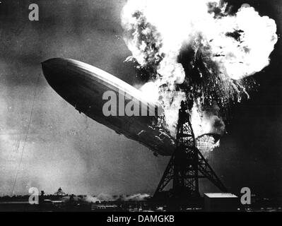 (Dpa) file - un file immagine datata 06 maggio 1937 mostra il dirigibile tedesco LZ 129 'Hindenburg' scoppiare in fiamme al di sopra di Lakehurst, New Jersey, USA. Durante lo storico dirigibile incidente del 'Hindenburg', l'idrogeno all'interno della nave bruciato. Foto: dpa Foto Stock