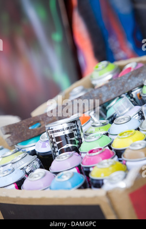 Scatola con colori bombolette spray utilizzata da un artista Foto stock -  Alamy