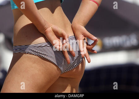 Un giocatore comunica con il suo compagno di squadra al German Beach Volleyball Tour presso il HafenCity ad Amburgo, Germania, il 4 giugno 2011. Foto: Malte cristiani Foto Stock