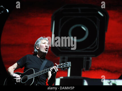 Cantante britannico, bassista e membro fondatore della band Pink Floyd Roger Waters (L), esegue sul palco di O2 World di Berlino, Germania, 15 giugno 2011. Dal 1990 la cantante presenta la mostra "Il Muro" per la prima volta in pieno lunghezza di nuovo. Foto: Britta Pedersen Foto Stock