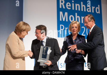 Cancelliere federale Angela Merkel si congratula con il sindaco della città onorato Recife Joao da Costa Bezerra Filho, durante la cerimonia di premiazione della Reinhard Mohn Prize 2011 in GUETERSLOH, Germania, 16 giugno 2011. Accanto a loro il vice presidentessa della fondazione Bertelsmann Liz Mohn und il presidente della fondazione Bertelsmann Gunter Thielen sono ritratte (L-R). Il premio, onorando c Foto Stock