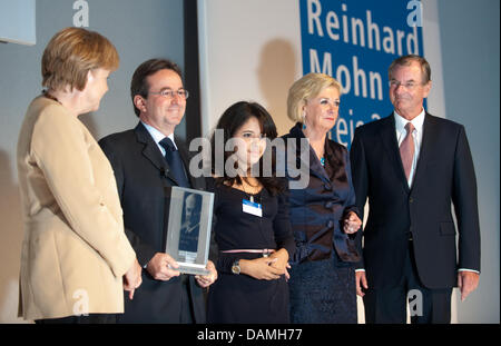 Il cancelliere Angela Merkel (L-R), il sindaco della città onorato Recife Joao da Costa Bezerra Filho, la pupilla Keila Pessoa de Oliveira, Vice Presidentessa della fondazione Bertelsmann Liz Mohn und il presidente della fondazione Bertelsmann Gunter Thielen stand sul palco durante la cerimonia di premiazione della Reinhard Mohn Prize 2011 in GUETERSLOH, Germania, 16 giugno 2011. Il premio, h Foto Stock