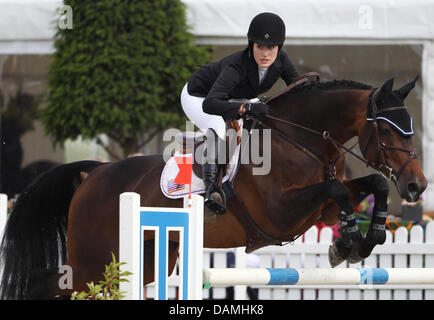 La figlia del US cantante americano Bruce Springsteen, Jessica Springsteen, passeggiate sul suo cavallo Cincinatti La Silla a due fasi di Show Jumping per ragazzi e giovani piloti presso i giovani piloti Festival delle prestazioni di vendita eventi internazionali a Hagen un.T.W., Germania, 17 giugno 2011. Foto: FRISO GENTSCH Foto Stock