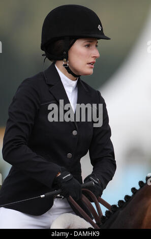 La figlia del US cantante americano Bruce Springsteen, Jessica Springsteen, passeggiate sul suo cavallo Cincinatti La Silla a due fasi di Show Jumping per ragazzi e giovani piloti presso i giovani piloti Festival delle prestazioni di vendita eventi internazionali a Hagen un.T.W., Germania, 17 giugno 2011. Foto: FRISO GENTSCH Foto Stock