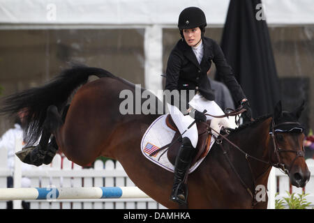 La figlia del US cantante americano Bruce Springsteen, Jessica Springsteen, passeggiate sul suo cavallo Cincinatti La Silla a due fasi di Show Jumping per ragazzi e giovani piloti presso i giovani piloti Festival delle prestazioni di vendita eventi internazionali a Hagen un.T.W., Germania, 17 giugno 2011. Foto: FRISO GENTSCH Foto Stock